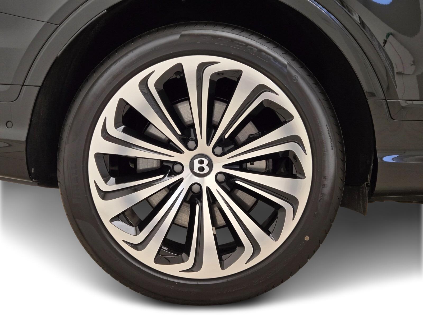 2025 Bentley Bentayga Azure V8 photo 4